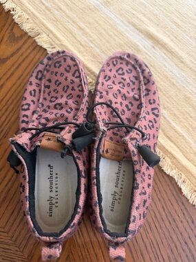 Simply Southern women’s Pink Leopard Slip-On Moccasins